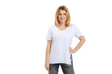 Makyajsız kadın portresi günlük kıyafet tarzında beyaz arka planda izole edilmiş kameraya bakıyor..