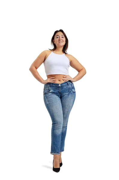 Portrait complet d'une femme de plus grande taille portant un t-shirt blanc et un jean posant isolé sur un fond de studio blanc. Concept positif du corps — Photo