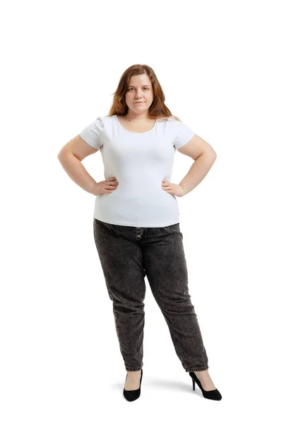 Portrait complet d'une femme de plus grande taille portant un t-shirt blanc et un jean posant isolé sur un fond de studio blanc. Concept positif du corps — Photo
