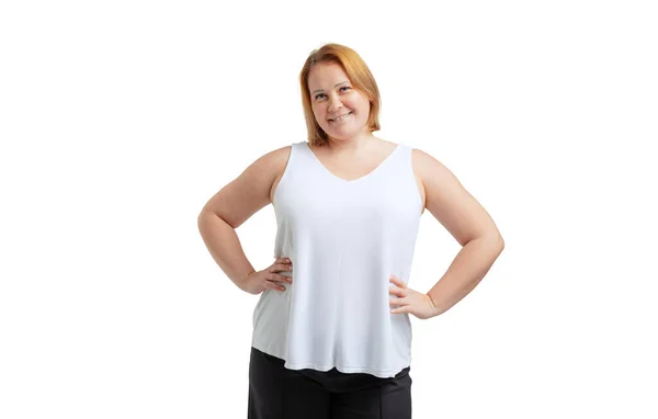 Retrato de meio comprimento de mulher sem maquiagem em estilo de roupa casual olhando para a câmera isolada no fundo branco. — Fotografia de Stock