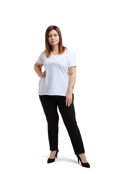 Полнометражный портрет привлекательной женщины в белой футболке и джинсах, позирующей изолированно на белом фоне студии. Положительная концепция — стоковое фото
