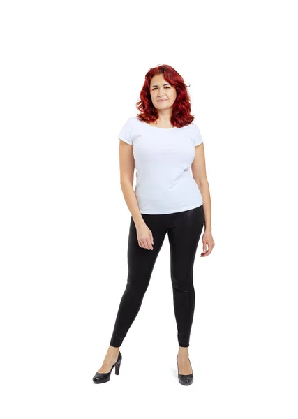 Retrato completo de mulher atraente vestindo camiseta branca e jeans posando isolado no fundo do estúdio branco. Conceito de corpo positivo — Fotografia de Stock