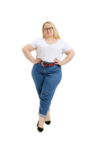 白地に白いTシャツとジーンズを着たプラスサイズの女性の完全長の肖像画。体正の概念 — ストック写真