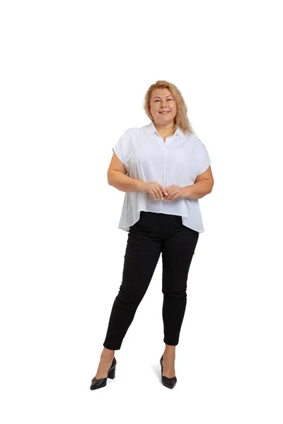 Retrato de larga duración de una atractiva mujer con camiseta blanca y vaqueros posando aislados sobre fondo blanco del estudio. Concepto positivo corporal — Foto de Stock