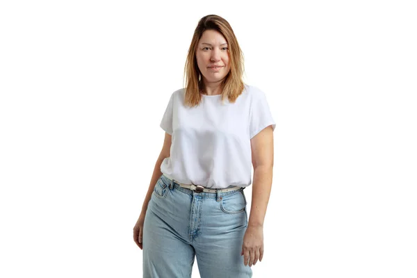 Retrato de meio comprimento de mulher sem maquiagem em estilo de roupa casual olhando para a câmera isolada no fundo branco. — Fotografia de Stock