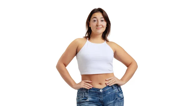 Retrato de media longitud de mujer sin maquillaje en estilo de ropa casual mirando la cámara aislada sobre fondo blanco. —  Fotos de Stock