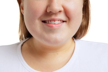 Yakın planda kesilmiş kadın yüzü. Ağız, burun ve çene. Anti-yaş kozmetolojisi, ilaç, diş sağlığı. Ayrıntılı çekim.