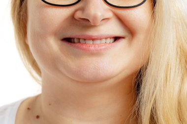 Yakın planda kesilmiş kadın yüzü. Ağız, burun ve çene. Anti-yaş kozmetolojisi, ilaç, diş sağlığı. Ayrıntılı çekim.