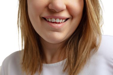 Dudakları makyajsız, gülümseyen bir kadın ağzına yakın çekim. Kozmetoloji, ilaç, diş sağlığı. Ayrıntılı.