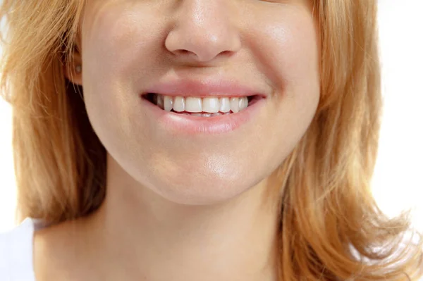 Primer plano de la boca abierta sonriente femenina sin maquillaje de labios. Cosmetología, medicina, salud dental. Detallado. — Foto de Stock