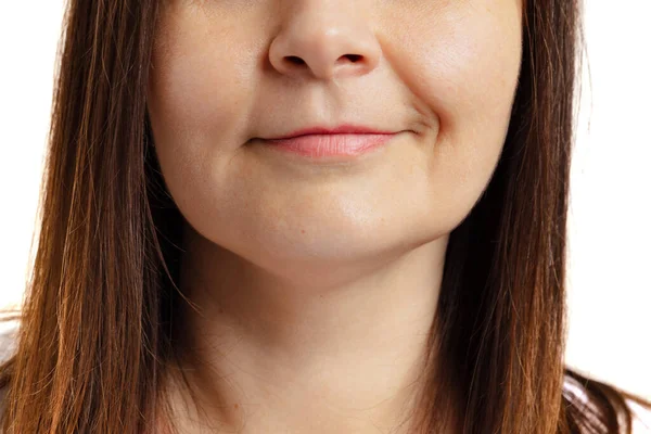 Close-up da boca feminina com lábios fechados sem maquiagem. Cosmetologia antienvelhecimento, medicina, saúde dentária. Pormenores. Imagem De Stock