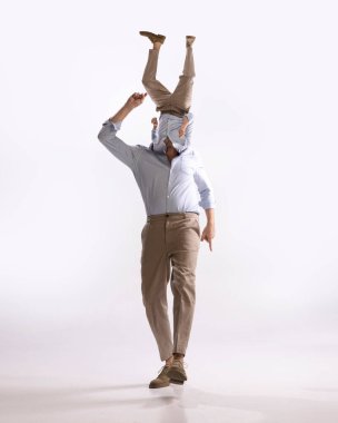 Genç bir adamın portresi olan gerçeküstü sanat eserleri, züppe, 50 'li yaşlarda, 60' lı yaşlarda beyaz arka planda izole edilmiş kafa yerine kendi vücudu olan biri.