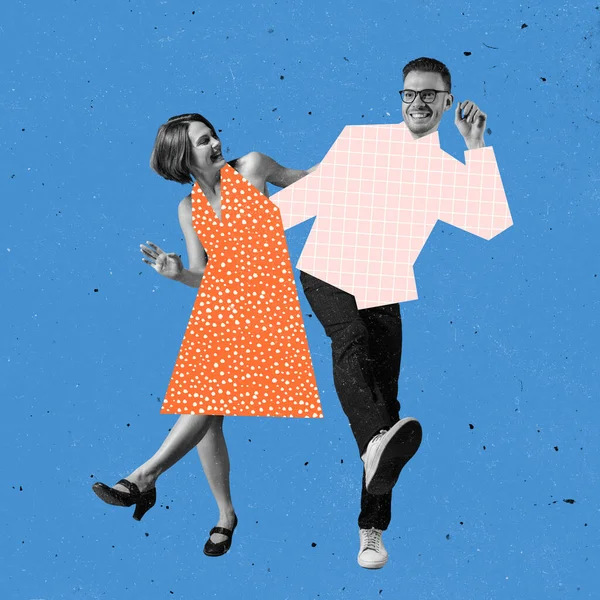 Casal jovem de dançarinos vestidos nos anos 70, estilo de moda dos anos 80 dançando rock-and-roll em fundo azul com desenhos. — Fotografia de Stock