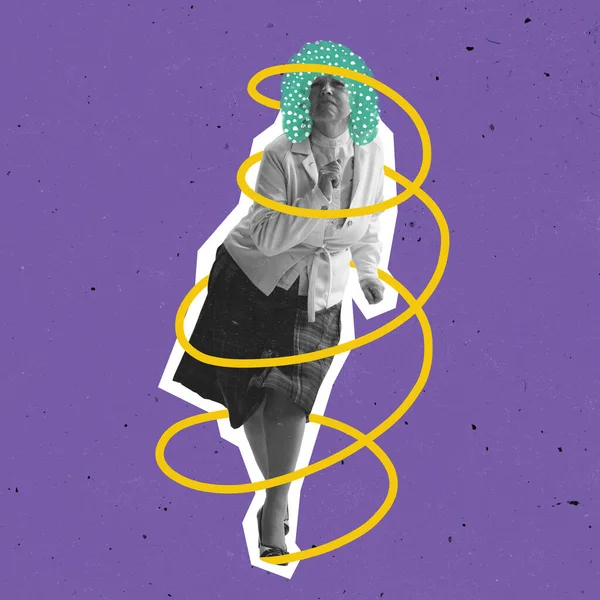 Collage de arte contemporáneo, diseño moderno. Mujer de mediana edad vestida en 70, 80 años estilo de moda bailando sobre fondo purpé con dibujos. —  Fotos de Stock