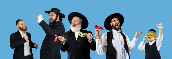 Set portretten van gemengde oude mannen, orthodoxe joodse mannen met houten grager ratel tijdens festival Purim. Vakantie, feest concept. — Stockfoto