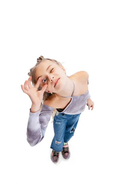 Vista de ángulo alto de hermosa niña, niño en ropa casual divertirse, posando aislado sobre fondo gris estudio. — Foto de Stock