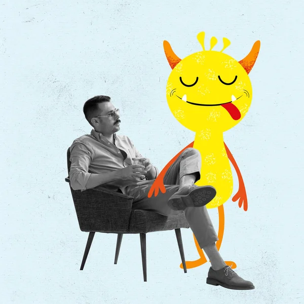 Elegante hombre triste sentado en sillón y lindo dibujado dibujos animados amarillos poco hombre-mancha sobre fondo pastel — Foto de Stock