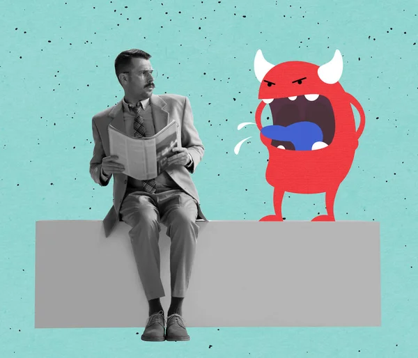 Hedendaagse kunst. Stijlvolle man zittend op bank naast boos getrokken cartoon weinig man-blot op pastel achtergrond — Stockfoto