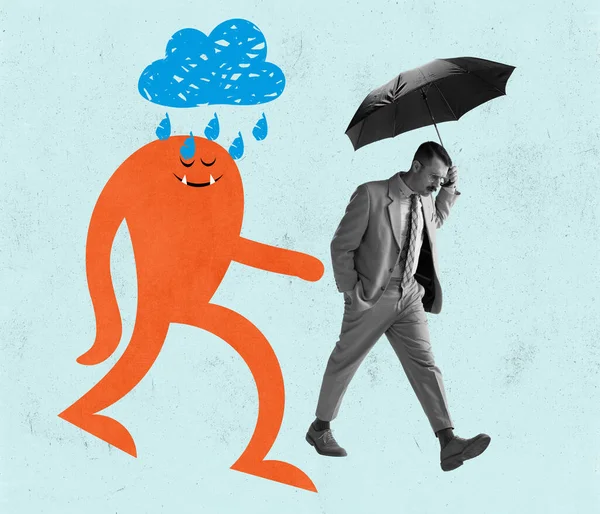 Κολάζ σύγχρονης τέχνης. Λυπημένος άνθρωπος με προσωπικό πρόβλημα περπάτημα κάτω από τη βροχή με χαριτωμένο ζωγραφισμένα κινούμενα σχέδια λίγο άνθρωπος, κηλίδα σε φωτεινό φόντο. — Φωτογραφία Αρχείου