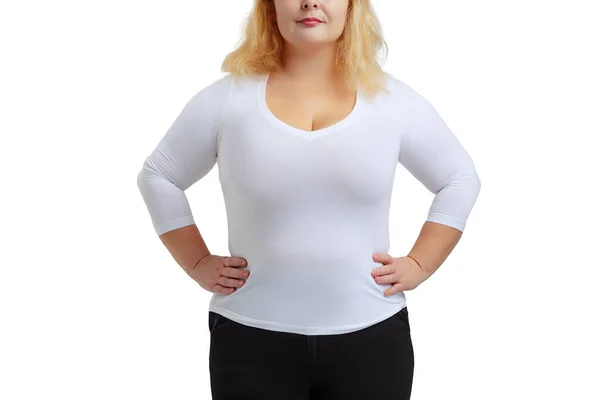 흰색 티셔츠와 청바지를 입고 화이트 스튜디오 배경에 고립된 채누워 있는 백인 여성의 사진이 찍혀 있다.. — 스톡 사진