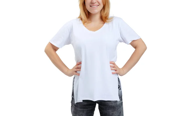 Rajattu kuva plus-koon nainen yllään valkoinen t-paita ja farkut poseeraa valkoinen studio tausta. — kuvapankkivalokuva