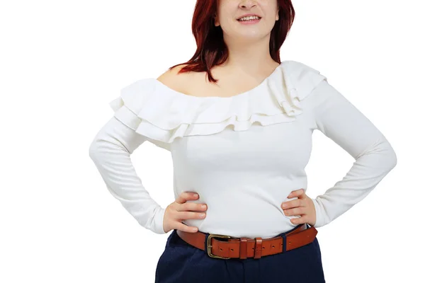 Image recadrée d'une femme de plus grande taille portant un t-shirt et un jean blancs posant isolés sur fond de studio blanc. — Photo