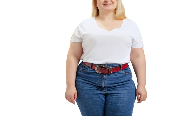 Imagem recortada de mulher plus-size vestindo camiseta branca e jeans posando isolada no fundo do estúdio branco. — Fotografia de Stock