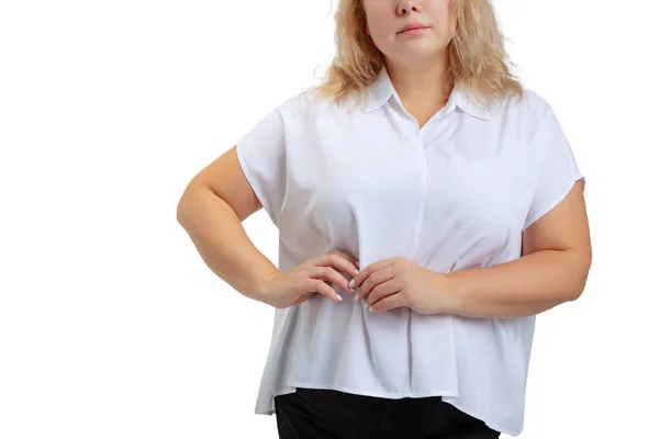 Imagen recortada de mujer de talla grande con camiseta blanca y jeans posando aislados sobre fondo blanco del estudio. — Foto de Stock