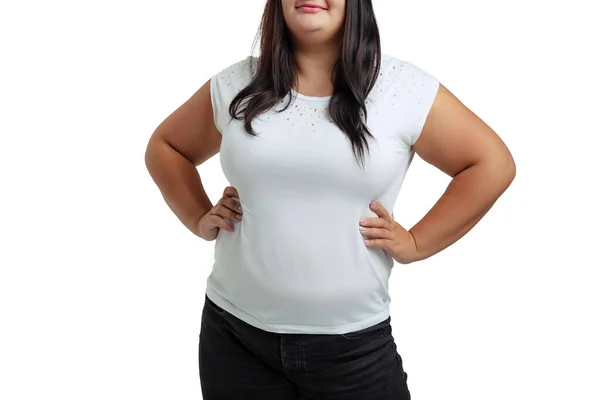 Ausgeschnittenes Bild einer Plus-Size-Frau mit weißem T-Shirt und Jeans, die isoliert auf weißem Studiohintergrund posiert. — Stockfoto