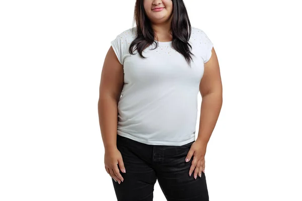 Przycięty obraz plus-size kobiety w białym t-shirt i dżinsy pozowanie izolowane na białym tle studio. — Zdjęcie stockowe