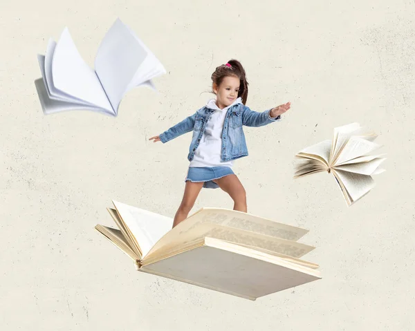 Współczesny kolaż artystyczny małej dziewczynki, dziecka, stojącej na otwartej książce i latającej samotnie nad beżowym tle — Zdjęcie stockowe
