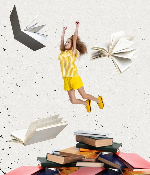 Współczesny kolaż sztuki małej dziewczynki skaczącej nad stosem książek odizolowanych na jasnym tle — Zdjęcie stockowe