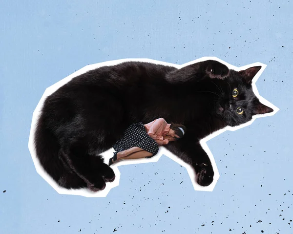 Collage de arte contemporáneo. Estilo retro. Minimalismo. Enorme gato negro doméstico y niña minúscula tendida cerca de mascota. Surrealismo — Foto de Stock