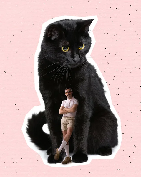 Gran gato negro y hombre pequeño y elegante, tipo de pie cerca de la mascota. collage de arte contemporáneo, diseño moderno. Estilo retro. — Foto de Stock