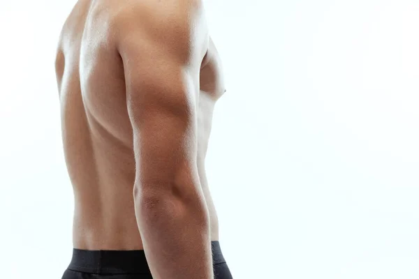 Retrato recortado de joven musculoso sin camisa hombre deportivo posando aislado sobre fondo blanco. —  Fotos de Stock