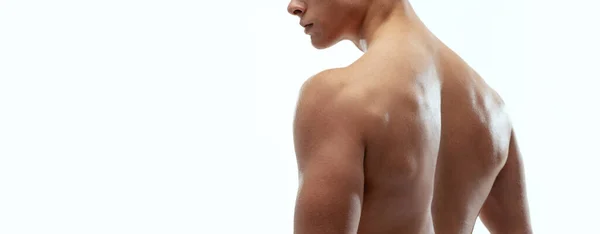 흰색 배경에 고립된 포즈를 취하고 있는, 근육 이 없는 야뇨증 이 있는 젊은 남자의 모습이 스쳤다. — 스톡 사진