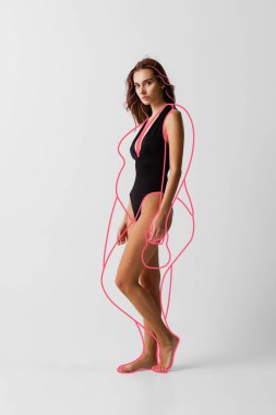 Gri arka planda siyah iç çamaşırlı üzgün genç kız. Çizgi çalışması. Modern sanat eserleri. Sağlıklı yeme kavramı