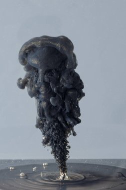 Siyah stüdyo arka planında renkli, akışkan ve yakılmış sıvıların kopyalanması