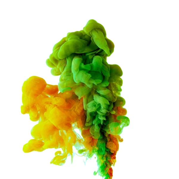 彩色液体、流动液体和嵌套液体在带彩色空间的白色工作室背景上的爆炸 — 图库照片