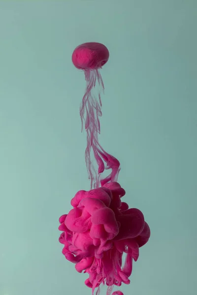 Esplosione di liquido colorato, inchiostro, colorante e liquido neonato su sfondo blu-grigio studio con copyspace — Foto Stock