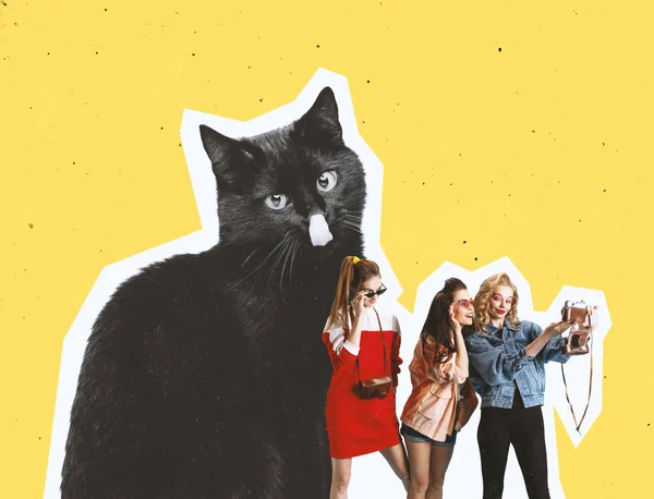 Gato preto grande e meninas elegantes nos anos 80, estilo de moda dos anos 90 no fundo amarelo. Colagem de arte contemporânea, design moderno. — Fotografia de Stock