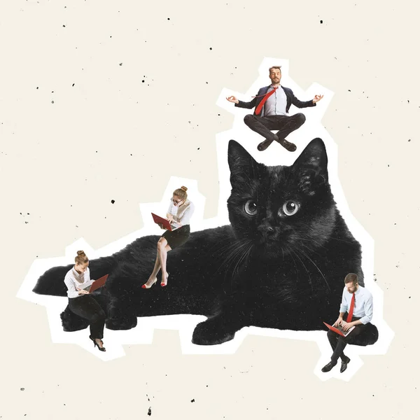 Zakelijke man en vrouw zitten op grote zwarte kat op lichte achtergrond met stof effect. Hedendaagse kunst collage, modern design. — Stockfoto