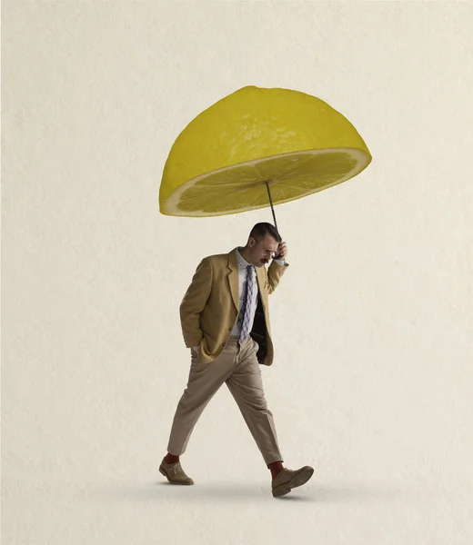 当代艺术的拼贴是一个悲伤的人在柠檬伞下行走，被淡淡的背景隔离。抑郁症 — 图库照片