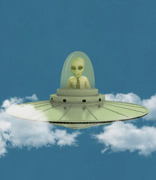 Emotionaler grüner Alien mit menschlichem Körper, der Business-Kleidung trägt, die im UFO fliegt. Collage zeitgenössischer Kunst. — Stockfoto