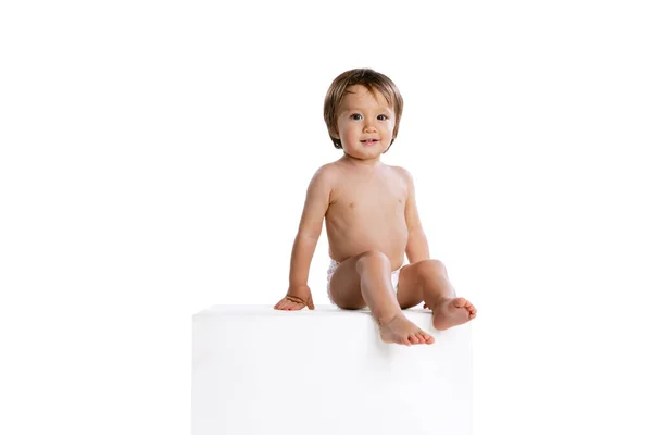 Retrato de menino, bebê, criança em fralda posando isolada sobre fundo de estúdio branco. Conceito de infância — Fotografia de Stock