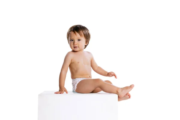 Menino bonito, bebê, criança de fralda isolada sobre fundo de estúdio branco. Conceito de infância — Fotografia de Stock