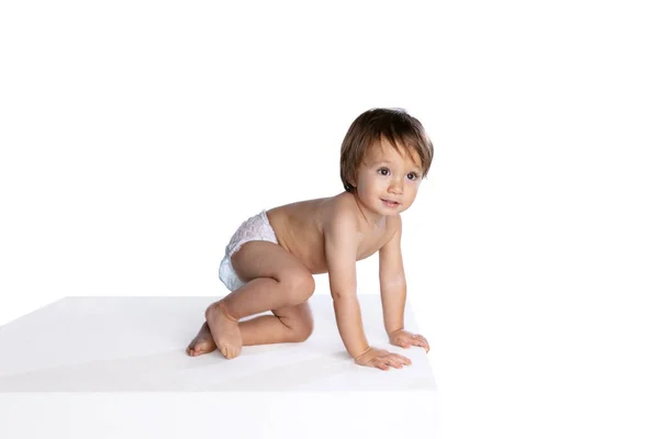 Beyaz stüdyo arka planında izole edilmiş bebek bezi giymiş küçük bir çocuğun portresi. Çocukluk kavramı — Stok fotoğraf
