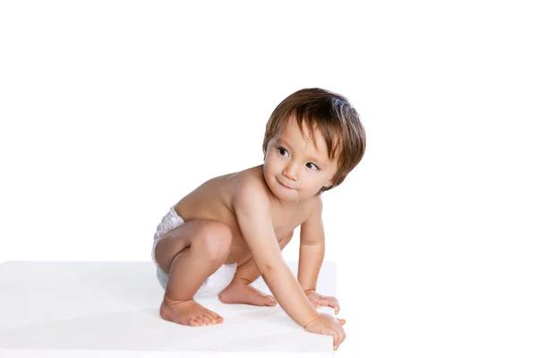 Portrait de petit garçon, bébé, enfant en couche isolée sur fond de studio blanc. Concept d'enfance — Photo