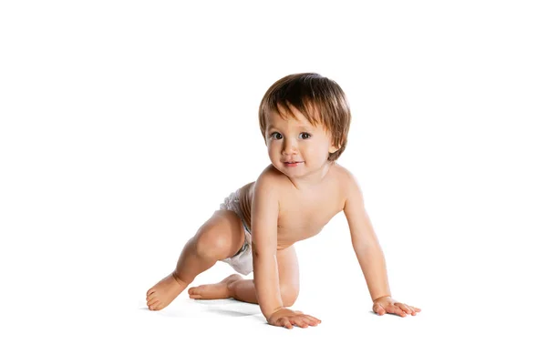 Retrato de menino, bebê, criança em fralda isolada sobre fundo de estúdio branco. Conceito de infância — Fotografia de Stock
