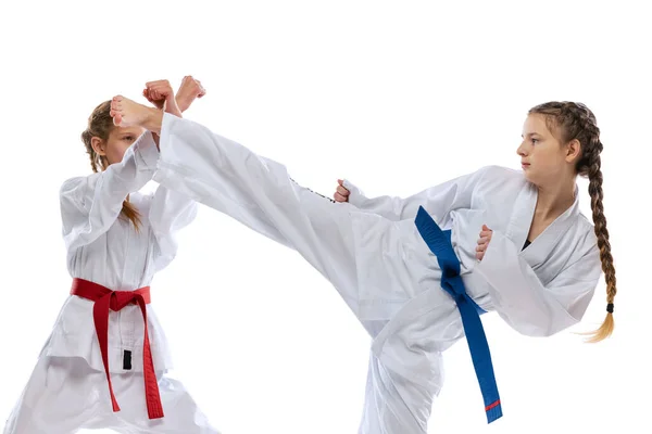 Κοντινά νεαρά κορίτσια, έφηβοι, αθλητές taekwondo εξασκούνται μαζί απομονωμένοι σε λευκό φόντο. Έννοια του αθλητισμού, της εκπαίδευσης, των δεξιοτήτων — Φωτογραφία Αρχείου